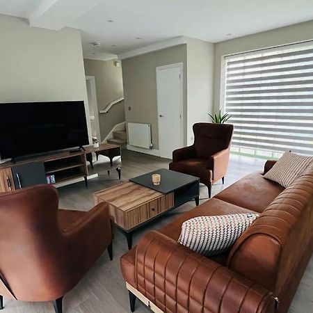 A House Designed For You… Едмонтон Екстер'єр фото