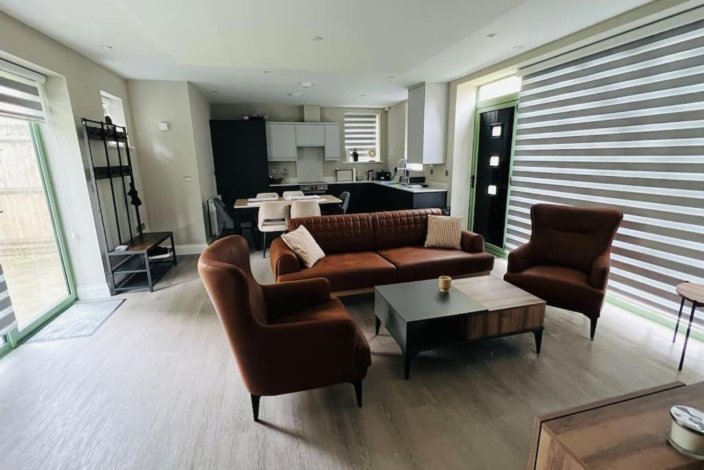 A House Designed For You… Едмонтон Екстер'єр фото
