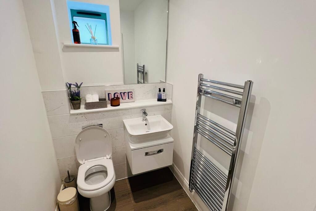 A House Designed For You… Едмонтон Екстер'єр фото