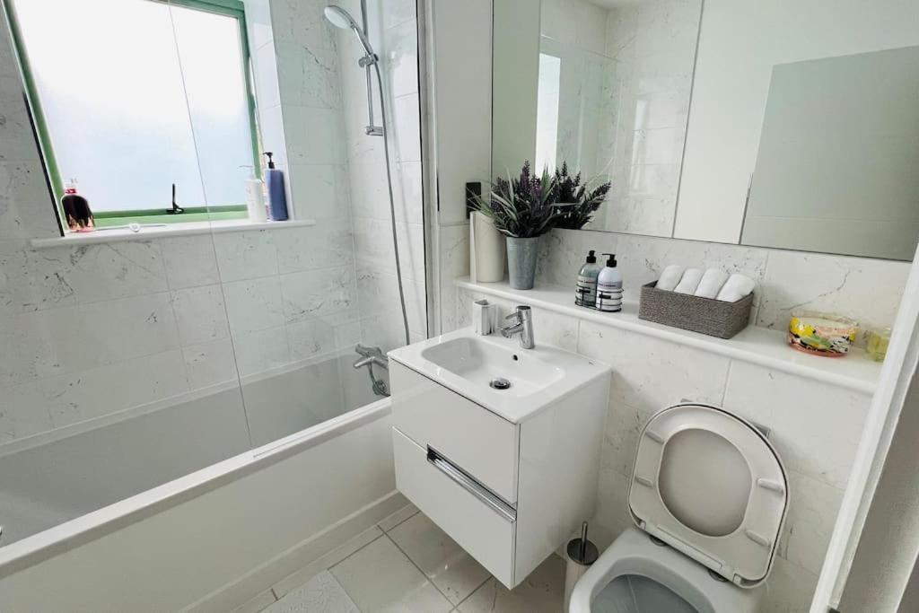 A House Designed For You… Едмонтон Екстер'єр фото